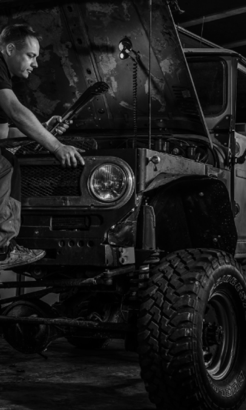 Auto mit offener Motorhaube